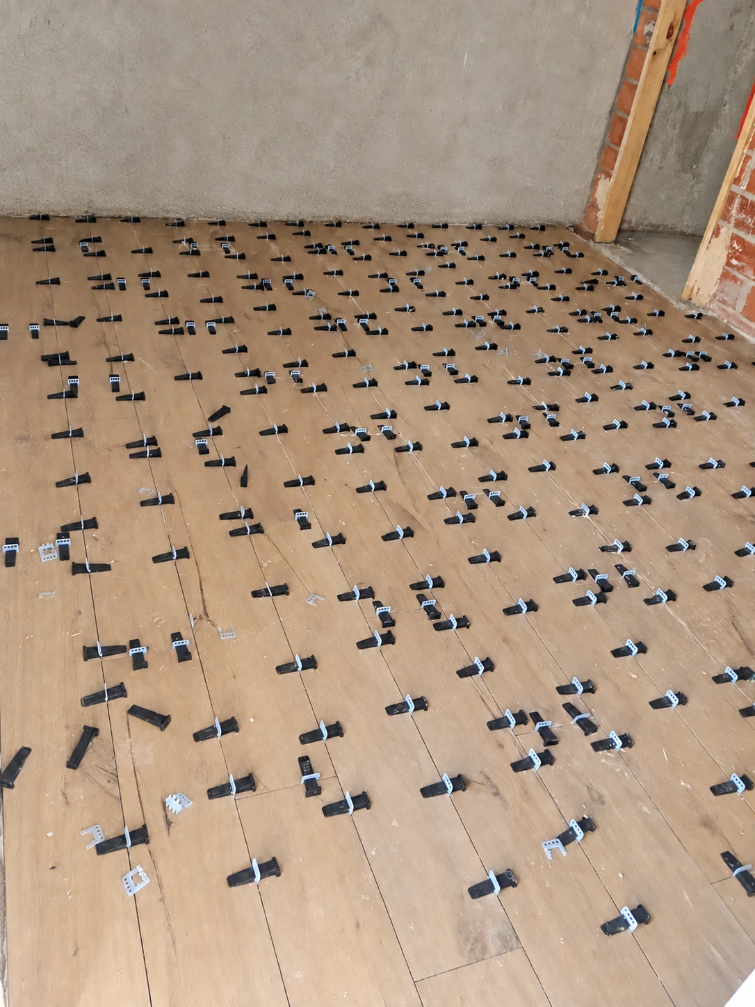 Detalle del sistema de nivelación utilizado en la colocación del suelo efecto madera