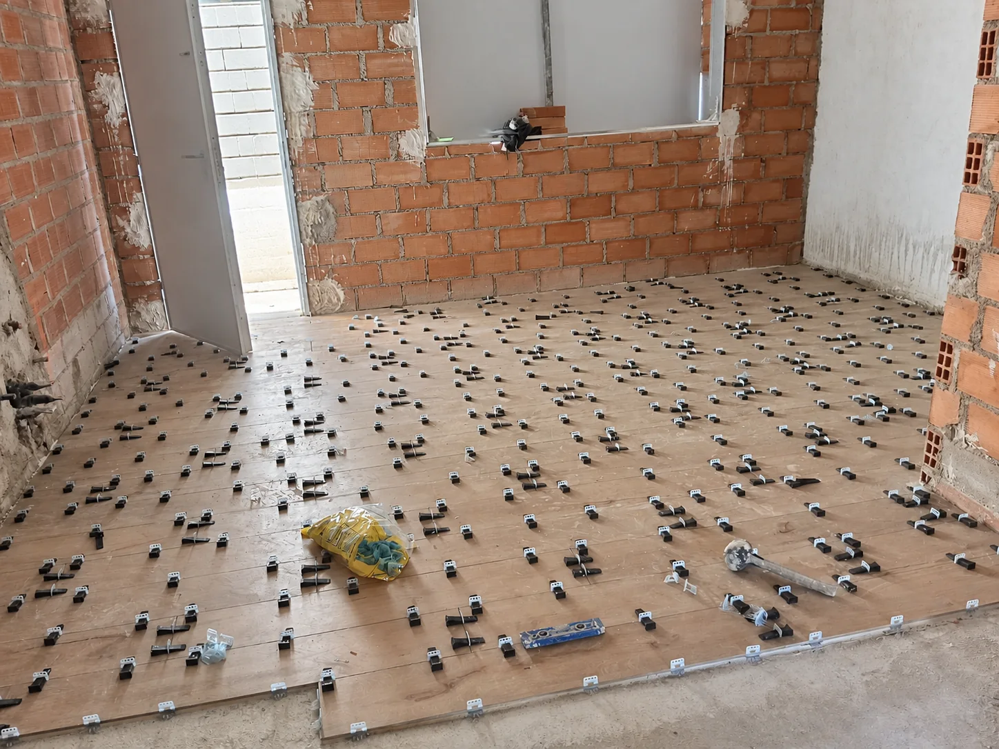 Vista general de una vivienda durante la instalación de suelo efecto madera